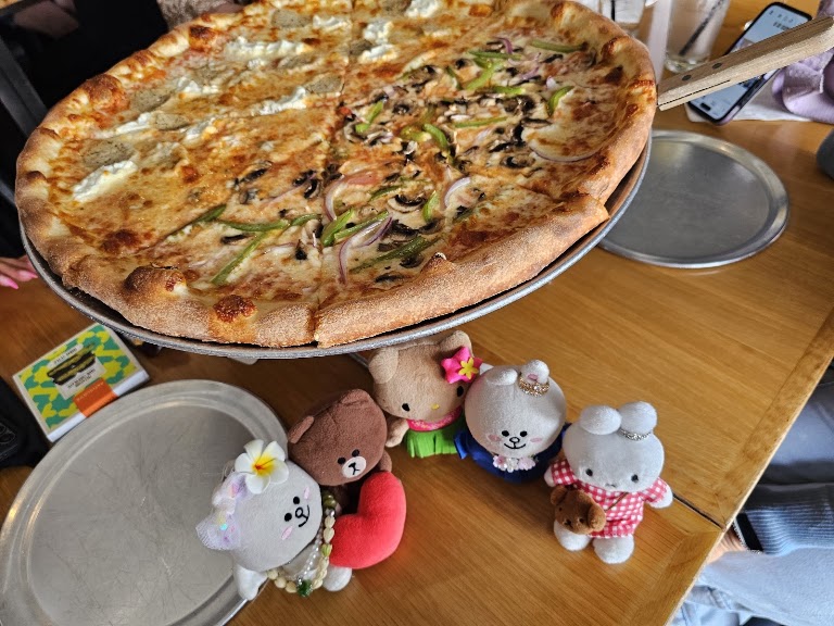 Pizza at Elbow Room