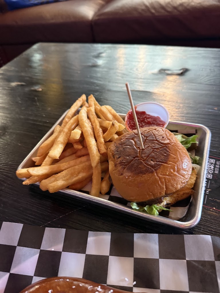 Cheeseburger at The Nickel Mine