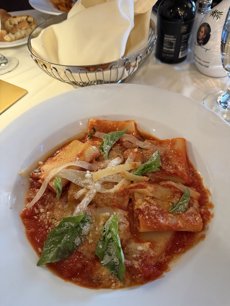 Pizza Margherita at Via Alloro