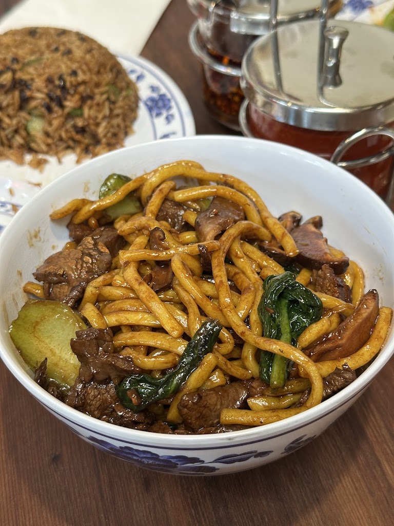 Beef Noodles 牛肉粗炒麵 at Woon