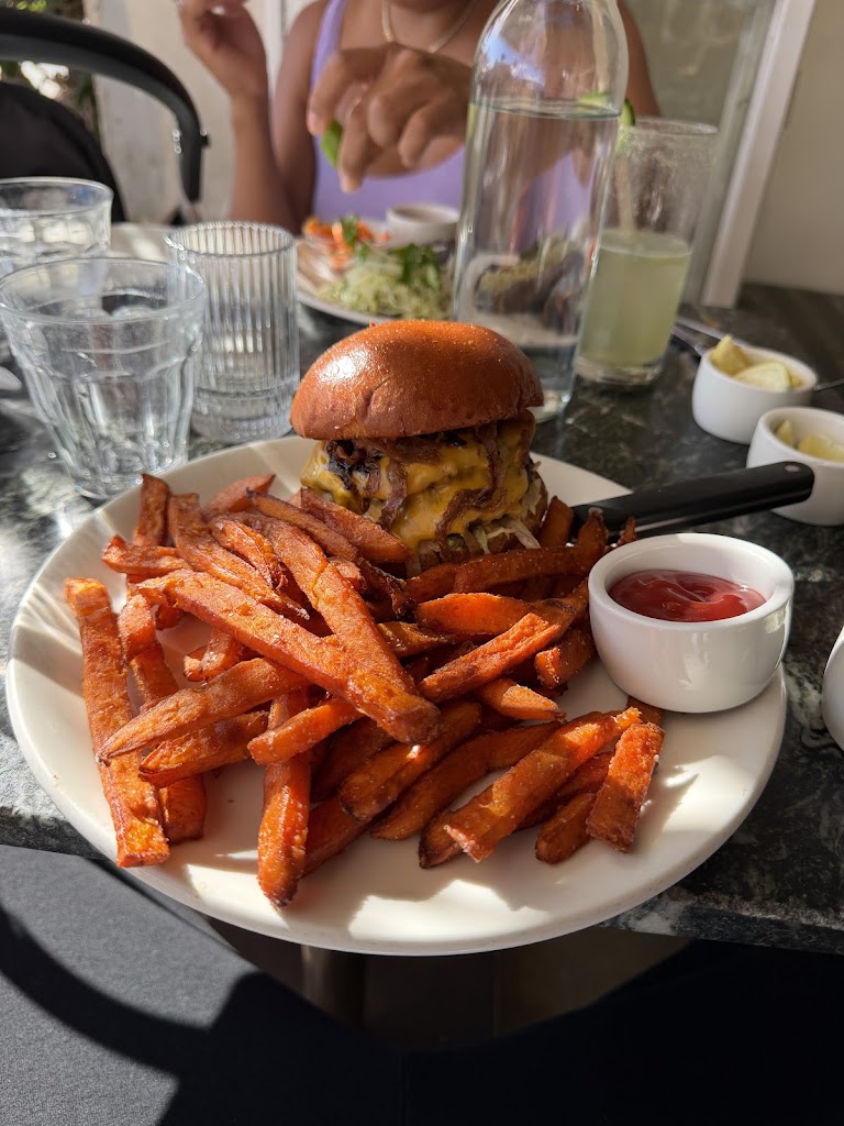Tremendous Burger at Great White