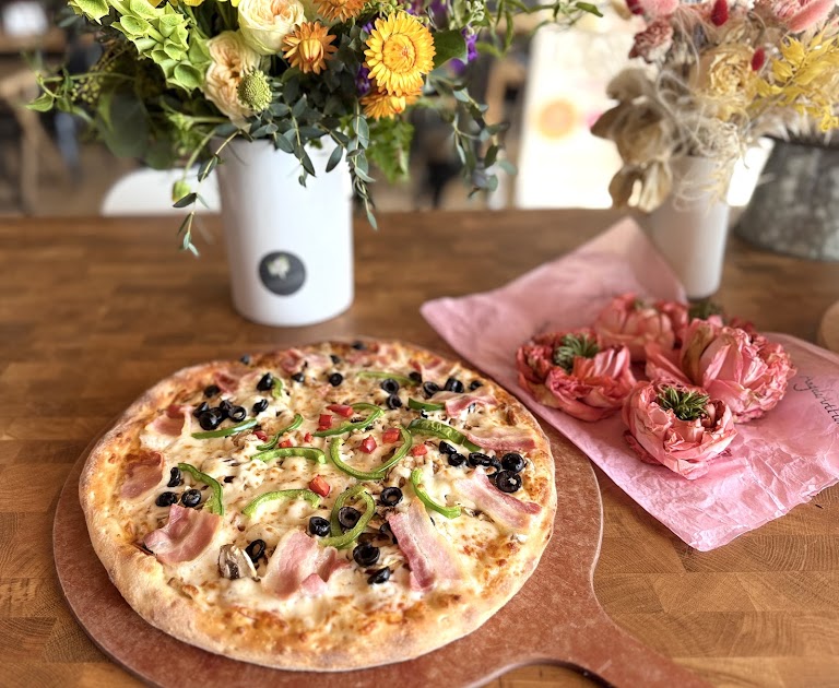 Pizza at Hello Pizza La Canada