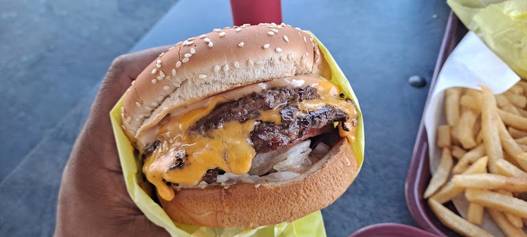 Cheeseburger at Linda's Burger